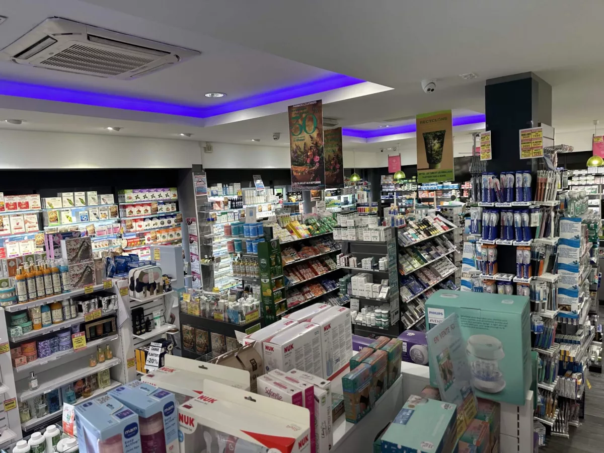 Intérieur de la Pharmacie Les Lataniers à Saint-Denis, rayons et espace conseil